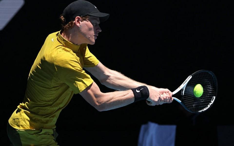 开云网站-墨尔本高温下拒绝冷门！辛纳3-1逆转艰难取胜，豪夺澳网17连胜