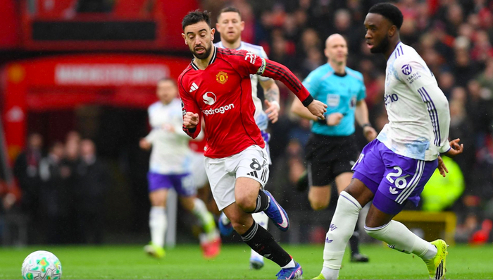 1-3！输掉“6分之战” 5.5亿战舰7轮1胜仅拿5分 欧冠资格岌岌可危|曼联|维拉|B费|阿斯顿维拉|纽卡斯尔_新浪体育_新浪新闻